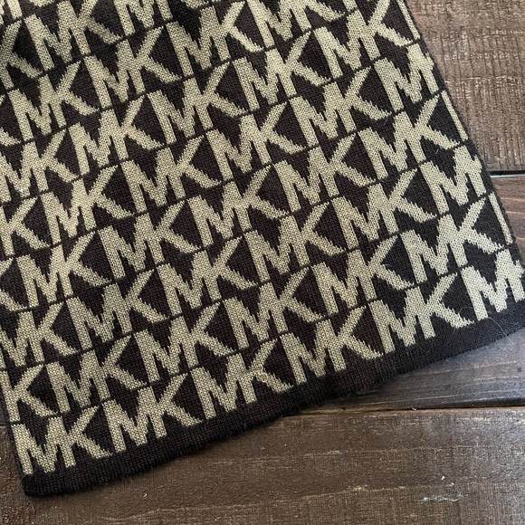 Michael Kors Scarf - Picture 5 of 6